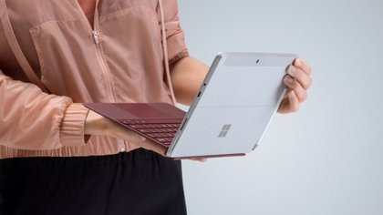 Surface Go en main, avec son clavier Signature Type Cover