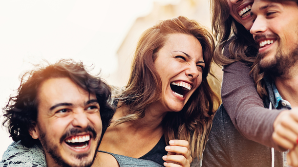 Les infos du Réveil Chérie : pourquoi on rit plus fort avec ses amis qu'avec son amoureux ?