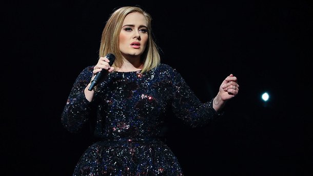 Adele: son hommage aux victimes de l'incendie de la tour Grenfell à Londres
