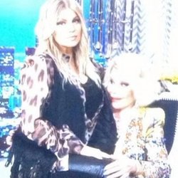 Fergie : Enregistrement pour demain @e_FashionPolice. Cours d'allaitement avec  @joan_rivers. 