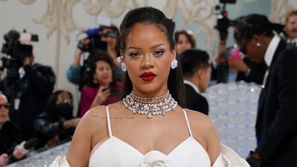 Rihanna, maman glamour : "J'ai accouché en perles et lunettes de soleil"