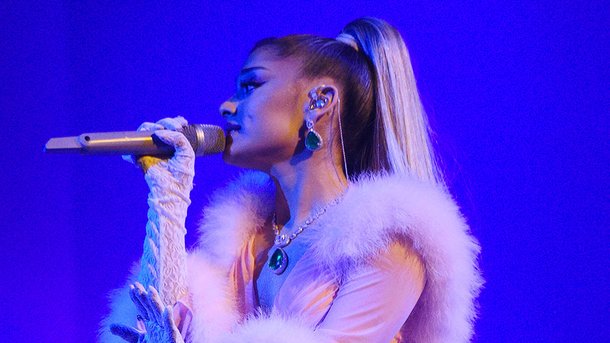 Ariana Grande partage une photo avec son petit-ami Dalton Gomez
