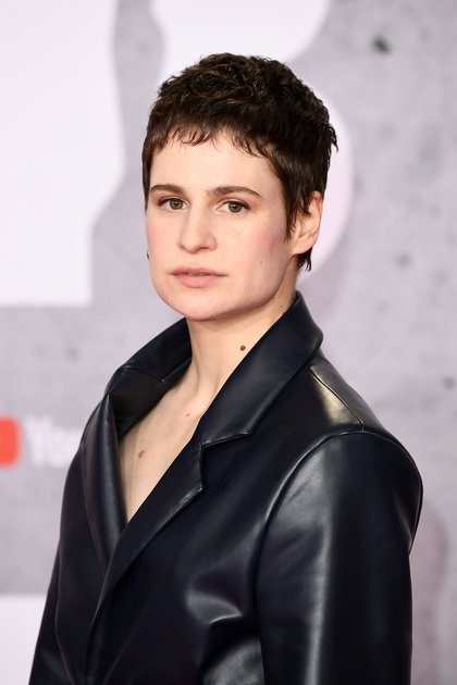 Christine and The Queens, sublime sur le red carpet des BRIT Awards 2019.