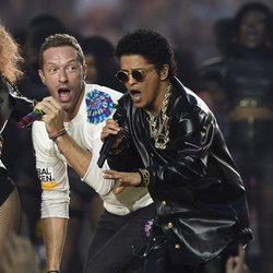 Beyoncé, Chris Martin et Bruno Mars lors de la mi-temps du Superbowl!