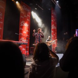 Le chanteur interprète les tubes de son nouvel album "Pyramid"