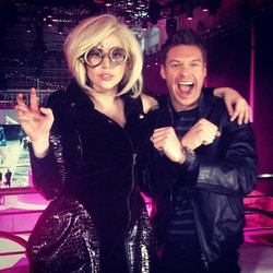 Lady Gaga: Je pense que le symbole de tes fans est un ancien signe de gang. Love u Ryan! # ARTPOP RT RyanSeacrest: j'ai laissé mes lunettes à la maison