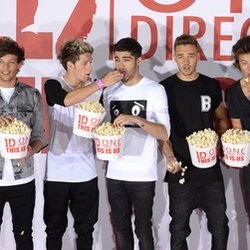 Louis Tomlinson, Niall Horan, Zayn Malik, Liam Payne et Harry Styles avec le réalisateur Morgan Spurlock au the This Is Us photocall, London, UK on 19 août, 2013. 