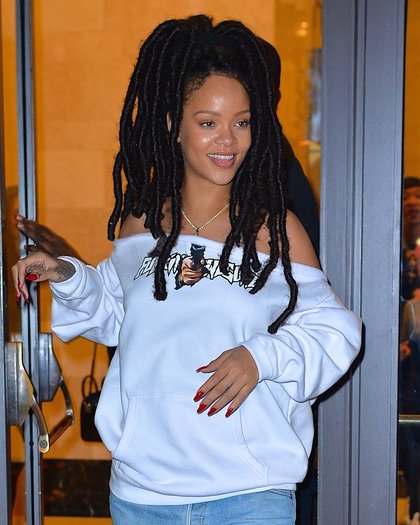 Rihanna adopte le look rasta