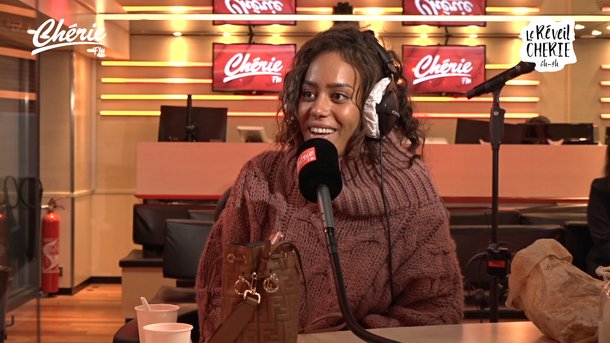 Amel Bent répond aux questions des Chérie Kids dans Le Réveil Chérie