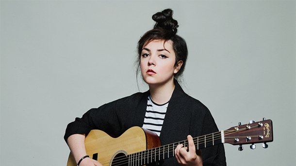 Hoshi : découvrez la vidéo de sa session acoustique sur Chérie!