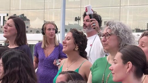 Une gigantesque chorale pour lancer la dernière émission de la saison !