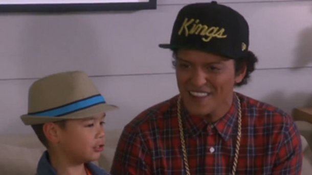 Bruno Mars chante « Uptown Funk » avec un enfant de 6 ans!