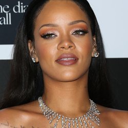 Rihanna fait graver divers citations sur son corps en hommage à ses origines.