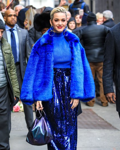 Katy Perry n'hésite pas à mélanger les styles. Dans les rue de New York, elle allie une fourrure bleu électrique à une longue jupe à paillettes.