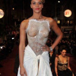 Shy'm a envouté la Croisette, avec une robe haute couture signée Franck Sorbier.
