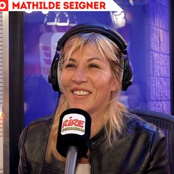 MEA La bio express sonore de Mathilde Seigner sur Rire & Chansons - photo