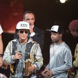 Chris Martin (Coldplay),  Nikos Aliagas et Bruno Mars - Cérémonie NRJ Music Awards 2016
