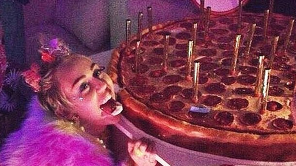 Miley Cyrus : topless pour son anniversaire!
