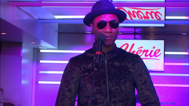 Aloe Blacc interprète « Wake Me Up » en live et acoustique sur Chérie