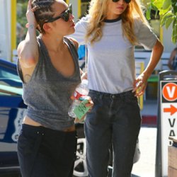 Miley Cyrus et Stella Maxwell