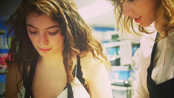 Lorde et Taylor Swift prennent des cours de cuisine ensemble !