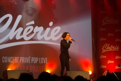 Marina Kaye sur la scène du Concert privé Pop Love