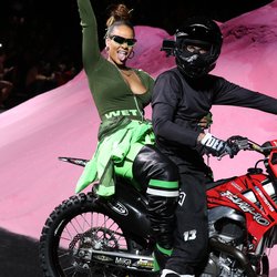 Rihanna décolleté