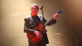 Francis Cabrel donne des cours gratuits de guitare