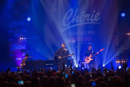 Patrick Bruel fait grimper la température devant une salle pleine à craquer lors de Concert super privé.