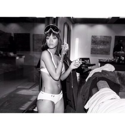 Rihanna : toujours en bikini, même au ski ! 