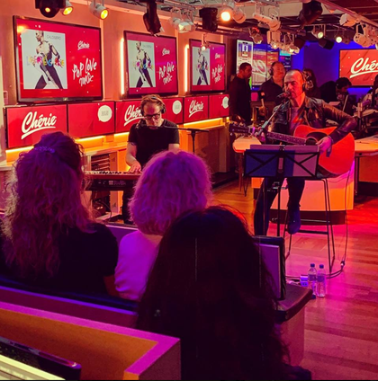 Calogero offre un Concert super privé à quatre auditrices privilégiées dans les studios de Chérie Paris !
