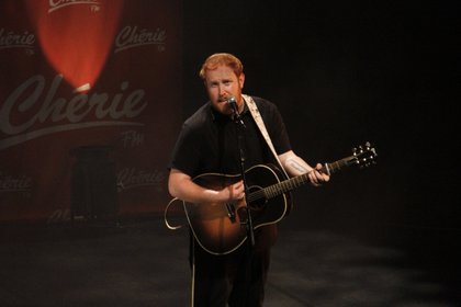 Gavin James sur la scène du Concert Pop Love