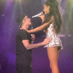 Justin Bieber et Ariana Grande sur scène