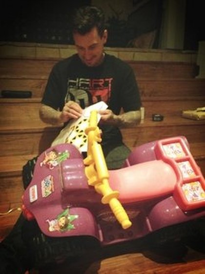 Pink : Carey Hart est un bidouilleur de stickers. Je l'ai vu faire ça pendant des heures dans son garage...
