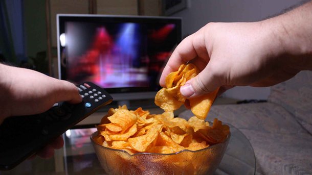 Les infos du Réveil Chérie : Comment manger des chips en regardant un film ?