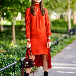 Clara Luciani, lumineuse en maxi dress rouge et bottes rock'n'roll.