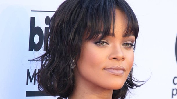 Rihanna : elle offre des Pizzas à ses fans qui attendaient sous la pluie!