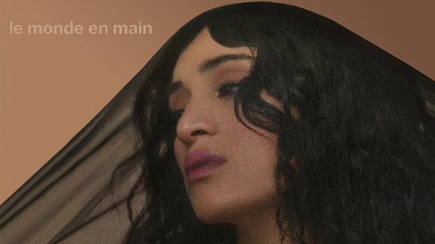 Le coup de cœur du Club Chérie : "Le monde en main " de Camélia Jordana