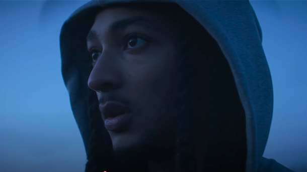 Theodort dévoile un nouveau single intime "Un peu de retenue"