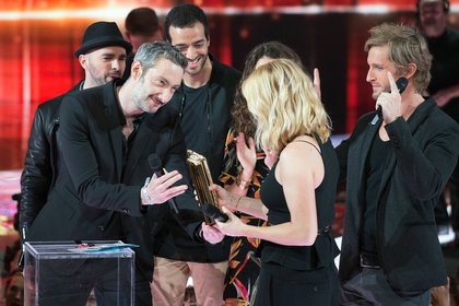 Ellie Goulding reçoit son prix avec l'équipe du film Babysitting 2 - NRJ Music Awards 2015