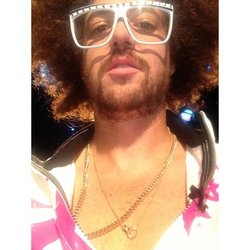 RedFoo: J'ai un nouveau collier aujourd'hui.  @Viktorialevina tu l'aimes ? 