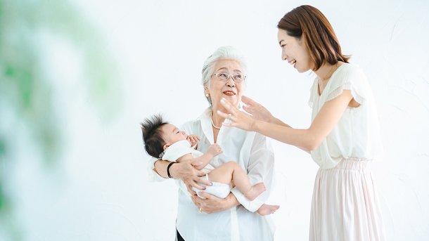 Les infos du Réveil Chérie : Au japon, des bébés sont embauchés pour tenir compagnie à des personnes âgés !