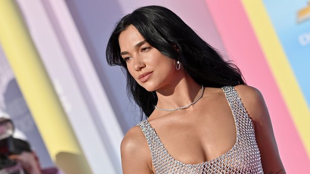 Dua Lipa affole le tapis rose de « Barbie »