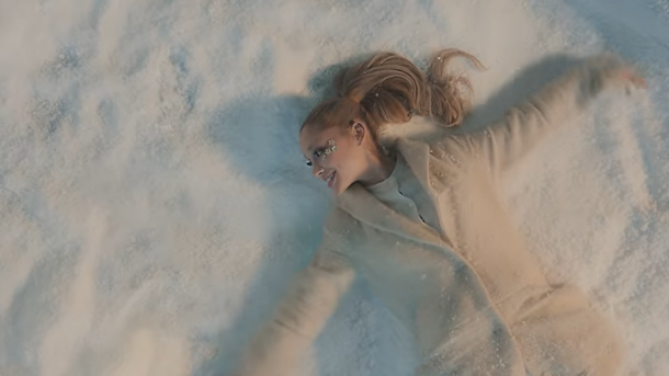 Ariana Grande incarne "Eternal Sunshine" dans le single "We can’t be friends"