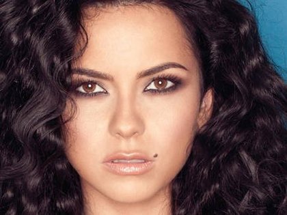 Inna chante "Caliente" 
