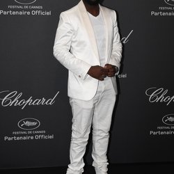 Maître Gims dans un très chic ensemble blanc