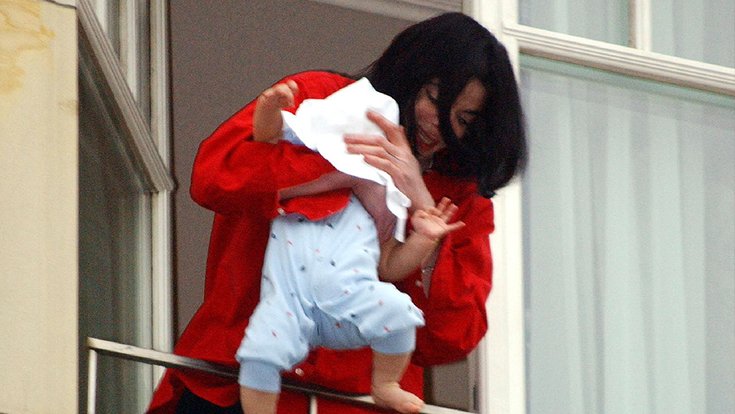 Michael Jackson au balcon de son hôtel !