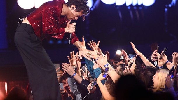 Harry Styles conclut son « Love On Tour » avec un inédit au piano