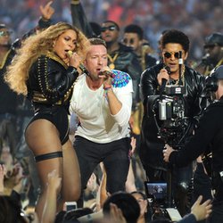 Beyoncé, Chris Martin et Bruno Mars lors de la mi-temps du Superbowl!