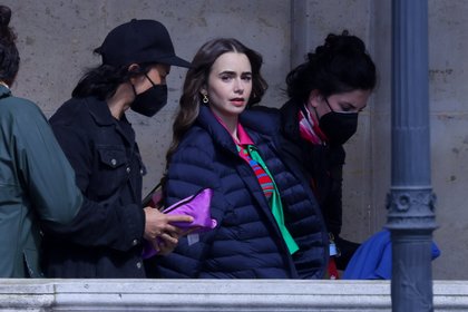 Lily Collins à Paris pendant le tournage d'"Emily In Paris"
